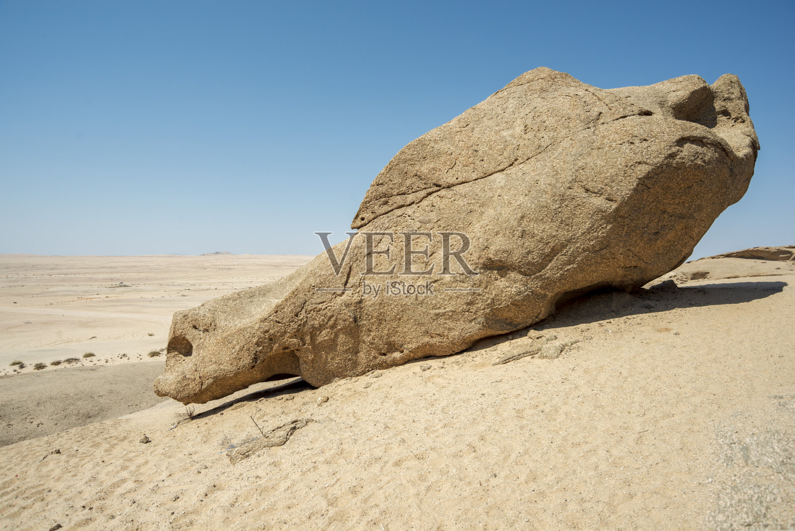 沙漠中的巨石照片摄影图片