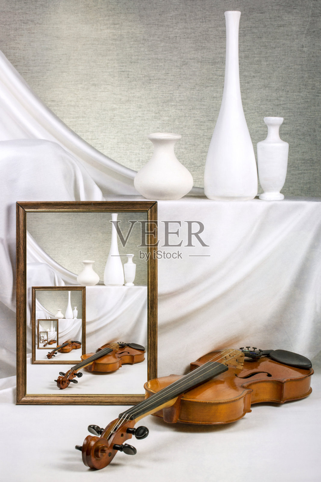 桌上摆着白色花瓶，里面摆着无穷无尽的小提琴照片摄影图片