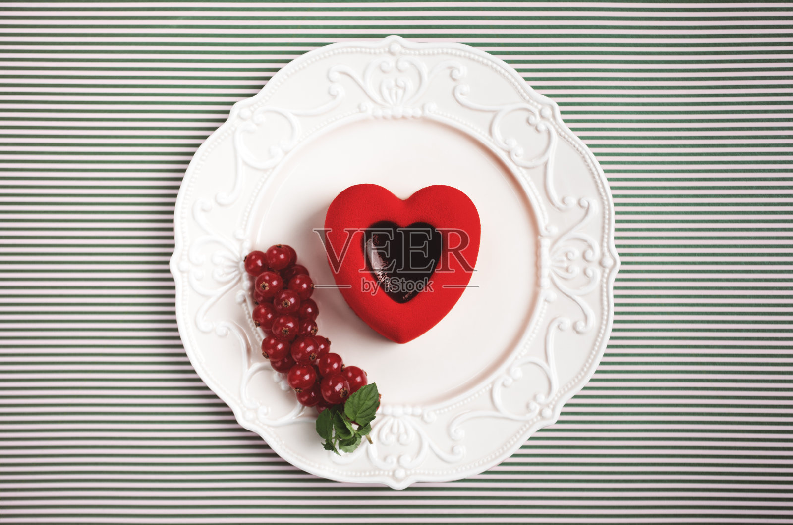 红色心形蛋糕甜点情人节庆祝，条纹复古背景照片摄影图片