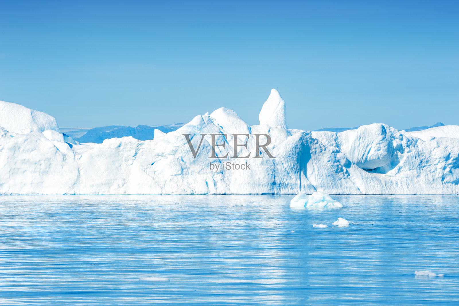 格陵兰岛伊卢利萨特冰湾的巨大蓝色冰山。照片摄影图片