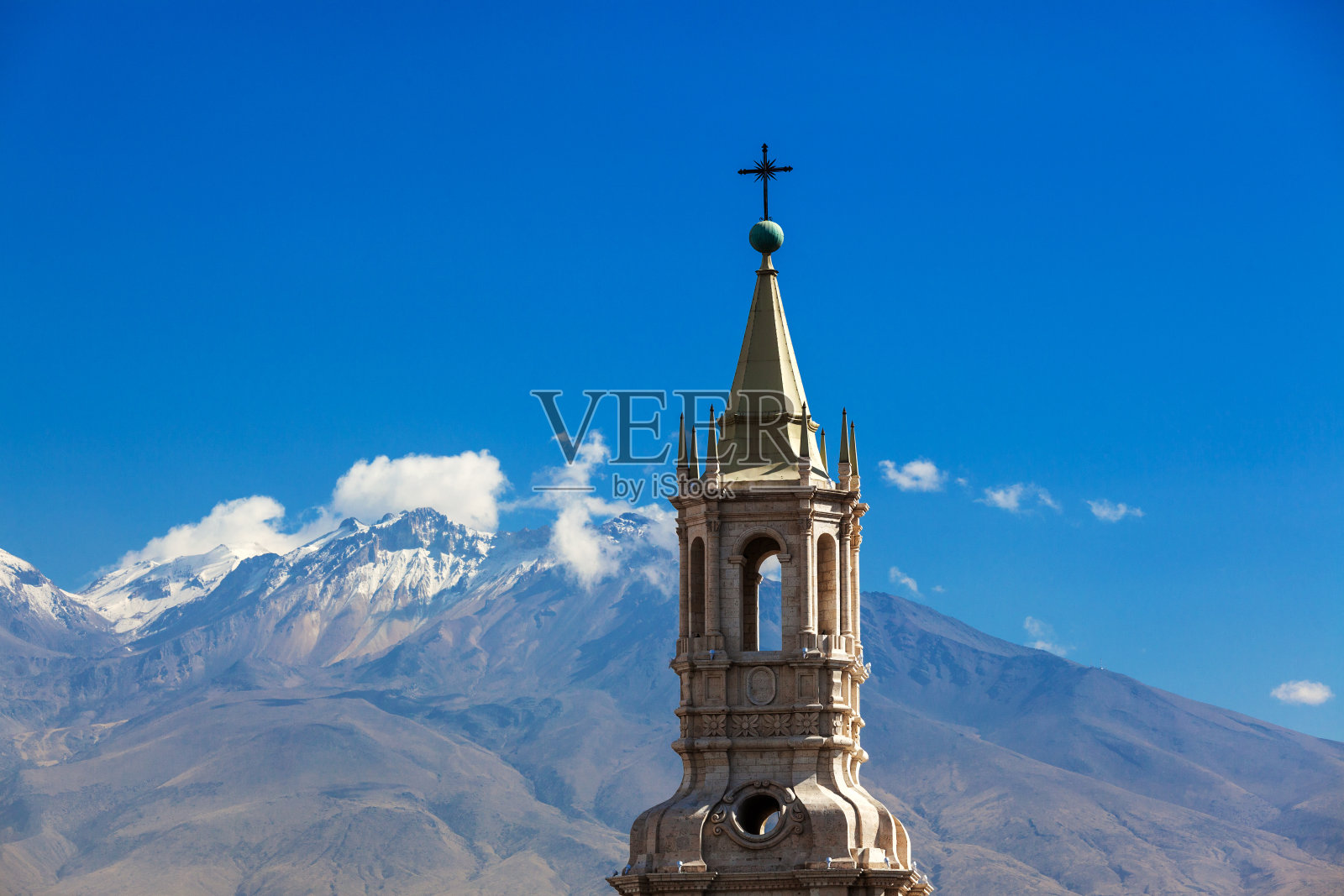 秘鲁阿雷基帕火山背景中最古老的教堂。照片摄影图片