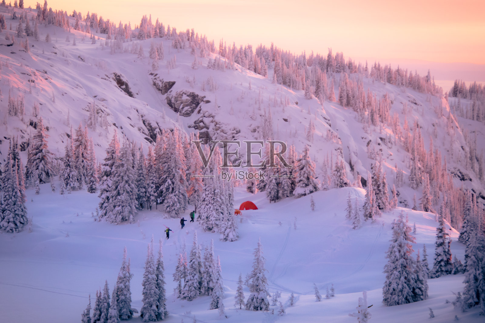 在冬季的景观Alpenglow照片摄影图片