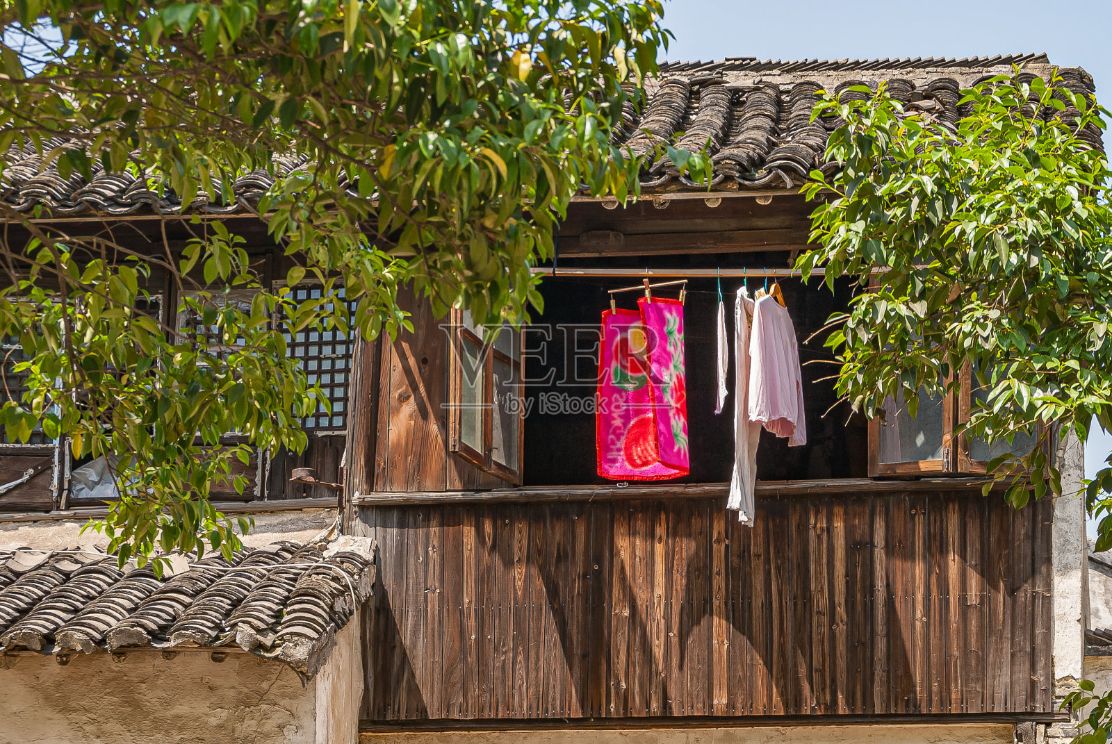 中国同里窗外晾晒衣物的特写。照片摄影图片