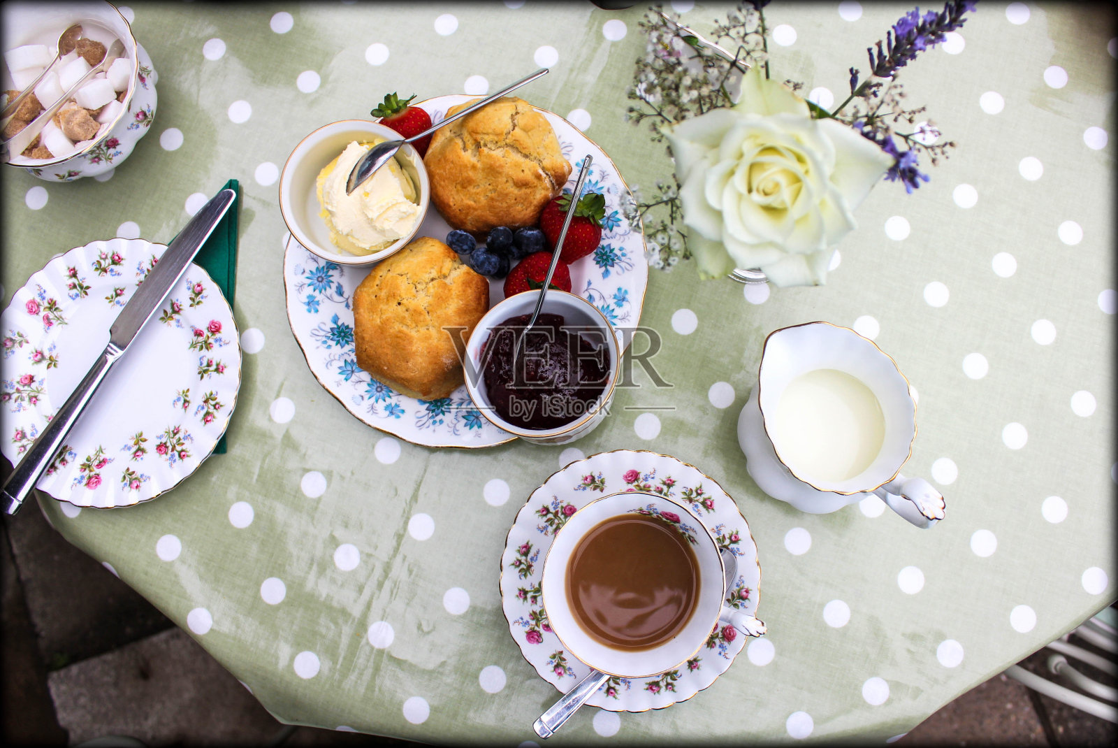 英国德文郡的奶油茶/下午茶——果酱奶油烤饼照片摄影图片
