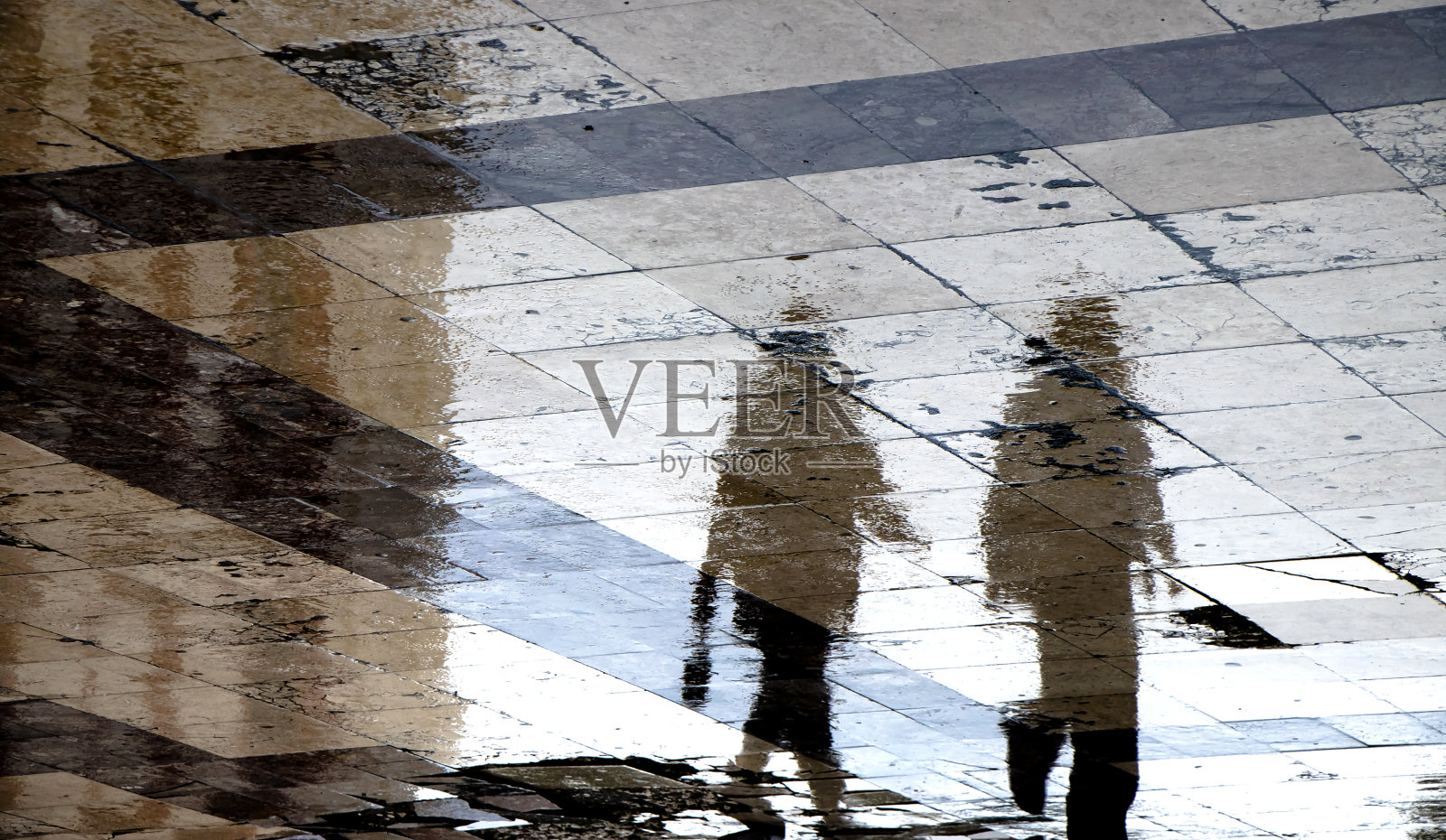 模糊的倒影影子剪影在潮湿的街道上的人走在一个雨天照片摄影图片