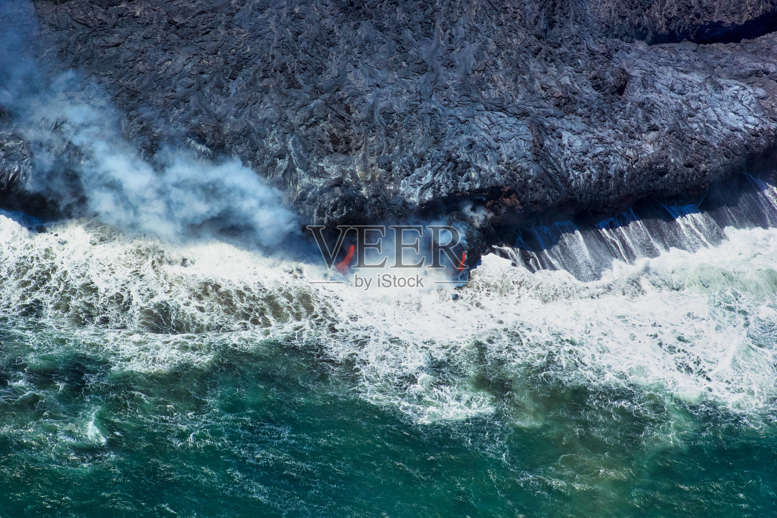 熔岩流入海洋照片摄影图片