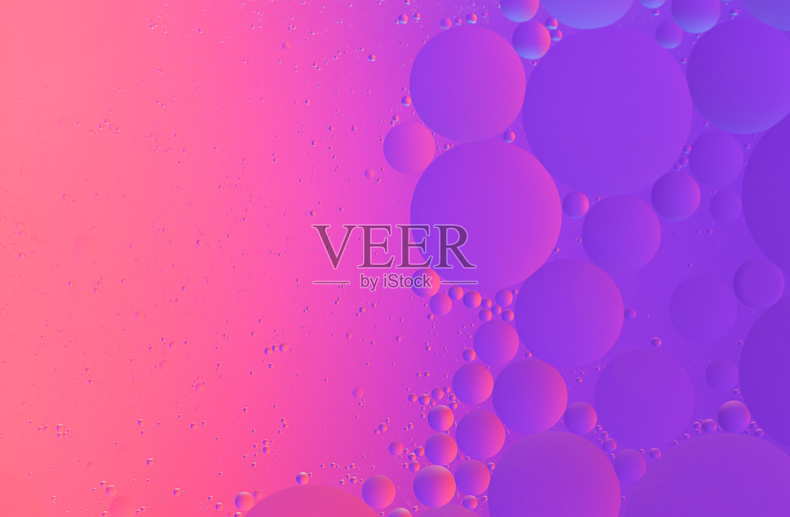 油泡对水微距摄影抽象紫色和洋红色背景色插画图片素材