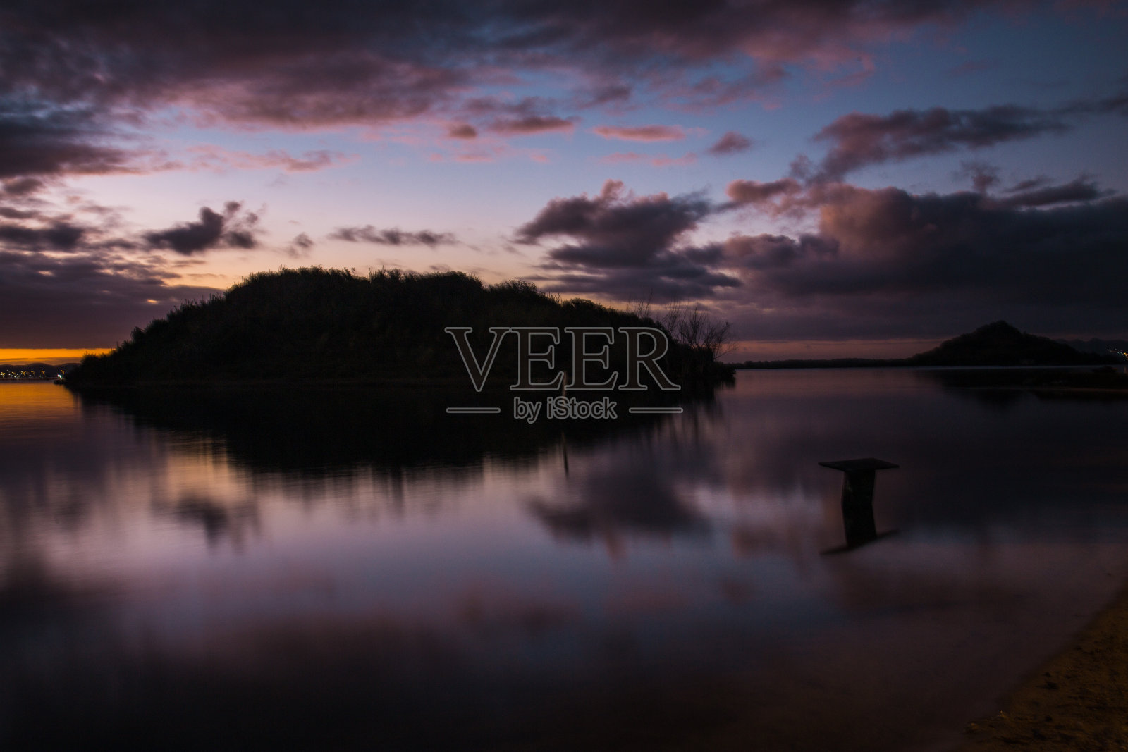 日落与阿鲁阿玛湖与岛屿的反射照片摄影图片