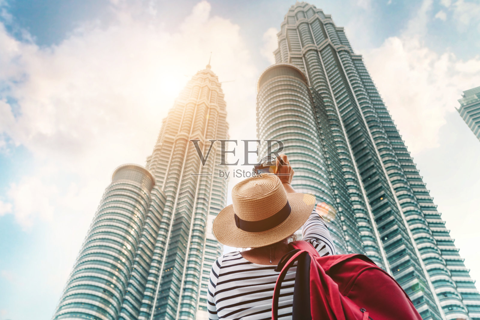年轻的女性游客拍摄两双子塔摩天大楼在大亚洲吉隆坡城市，马来西亚照片摄影图片