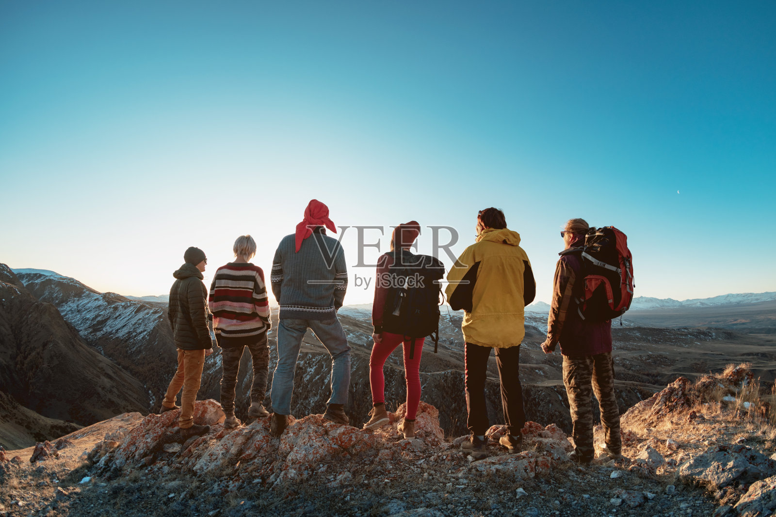 日落时分山顶上的一群徒步旅行者照片摄影图片