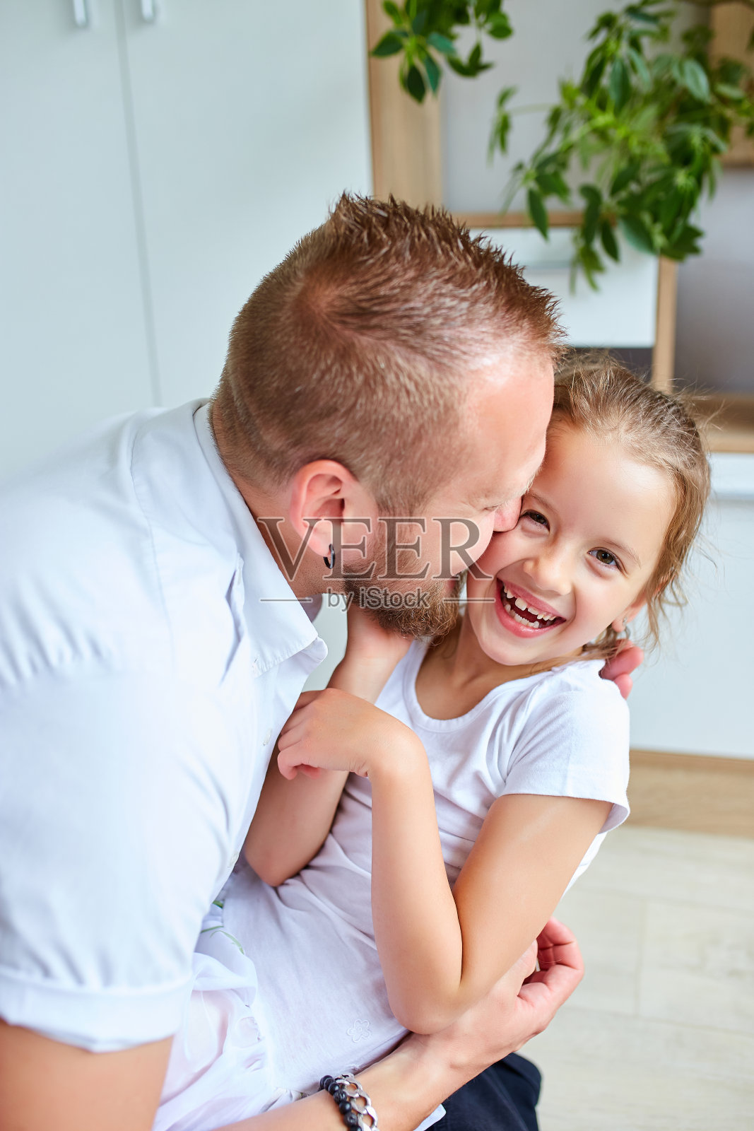 父亲和女儿在白色花时间在家照片摄影图片