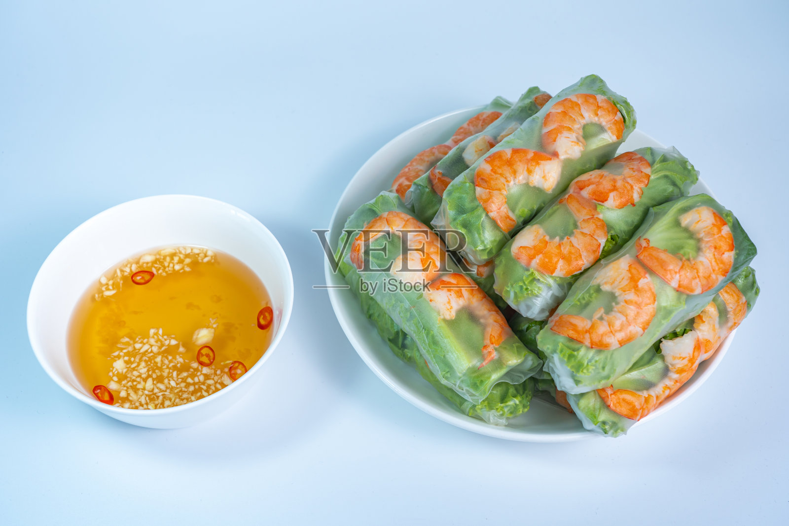 越南鲜虾卷配鱼露照片摄影图片