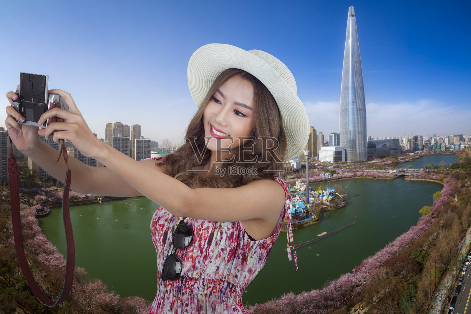 亚洲女士在首尔用数码相机与春天自拍照片摄影图片