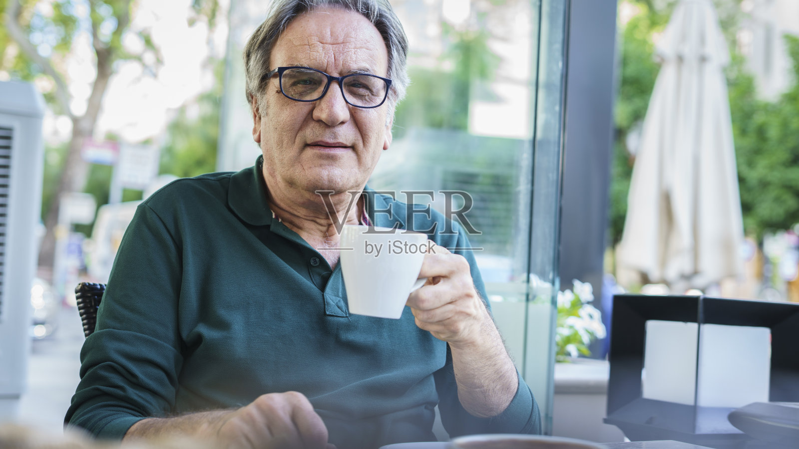 老人在咖啡厅喝咖啡照片摄影图片
