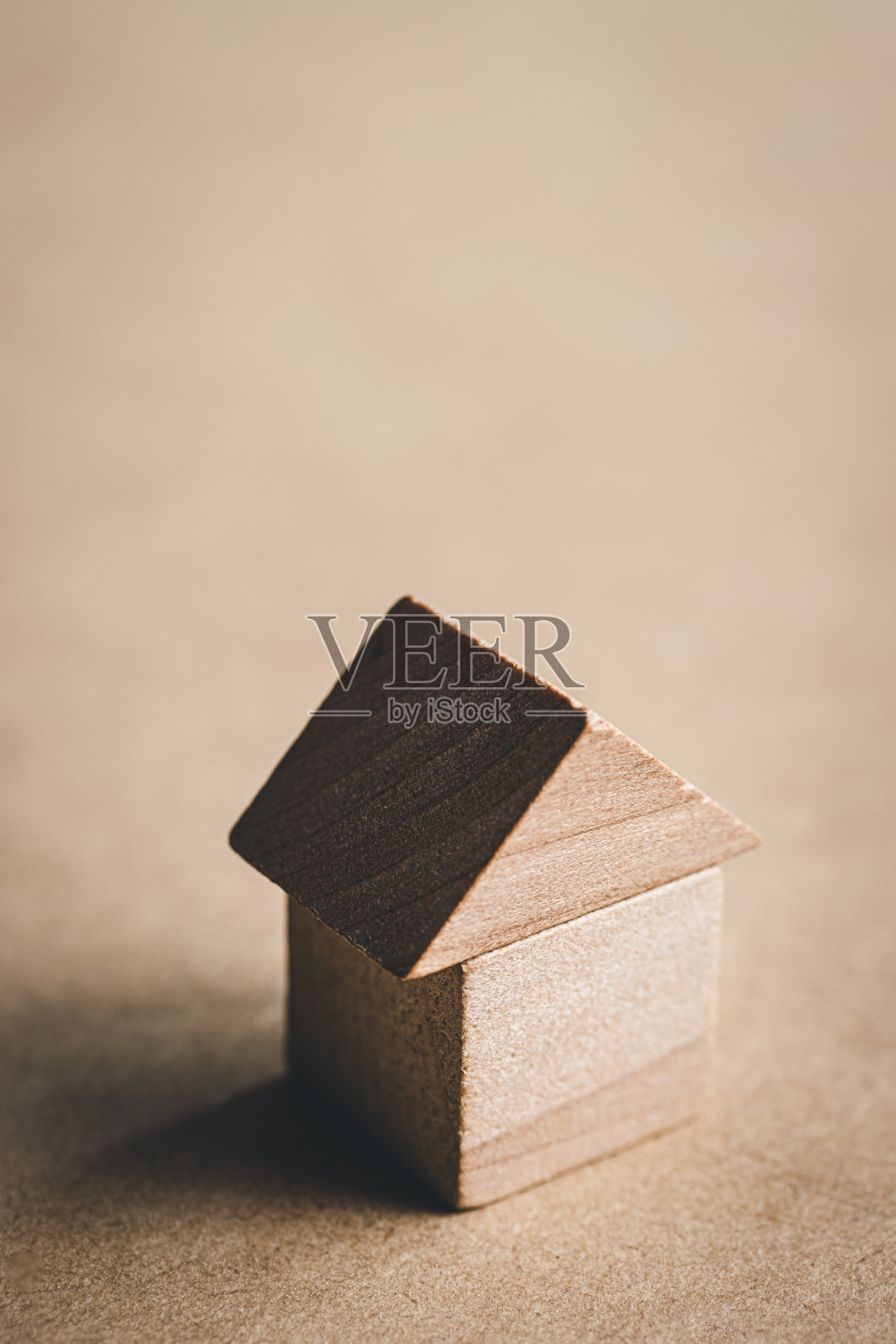 木制积木玩具房子在白色的背景。获得住房的概念形象。副本的空间。照片摄影图片