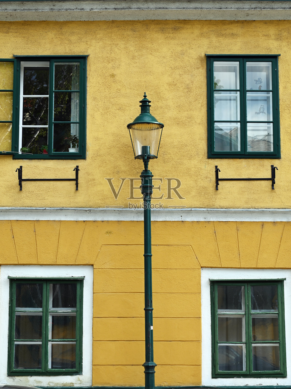 古老的房子，黄色的墙和路灯在Grinzing维也纳照片摄影图片