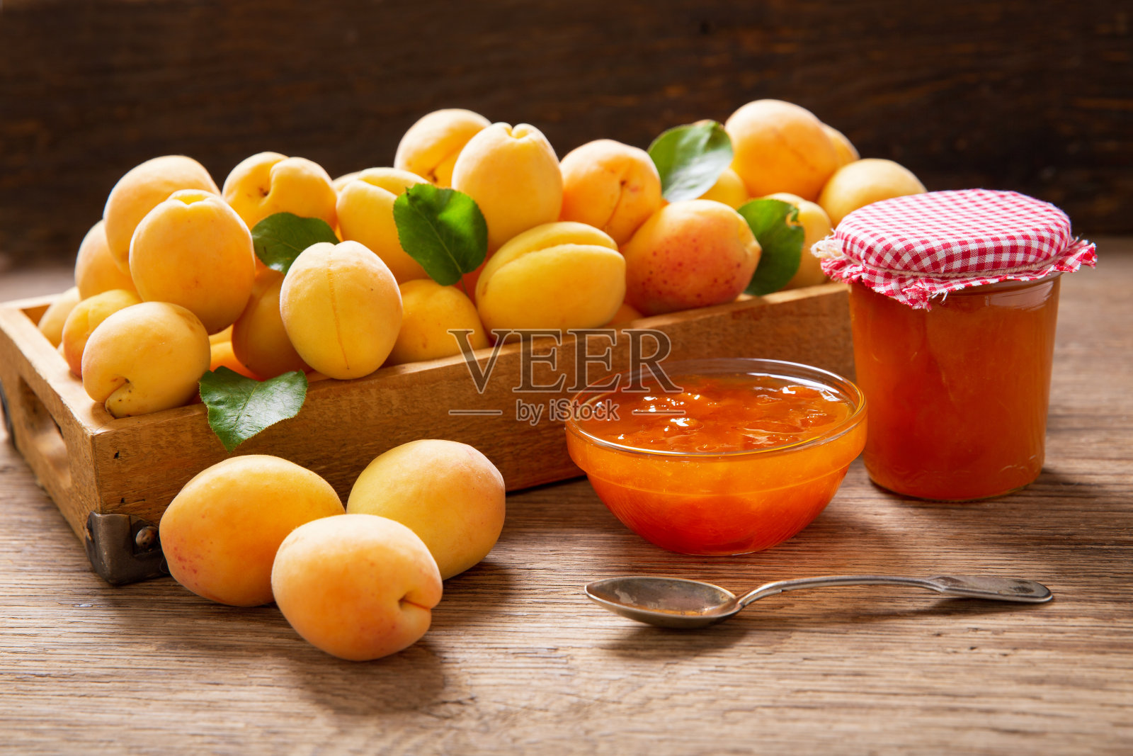 一碗杏酱和新鲜水果照片摄影图片