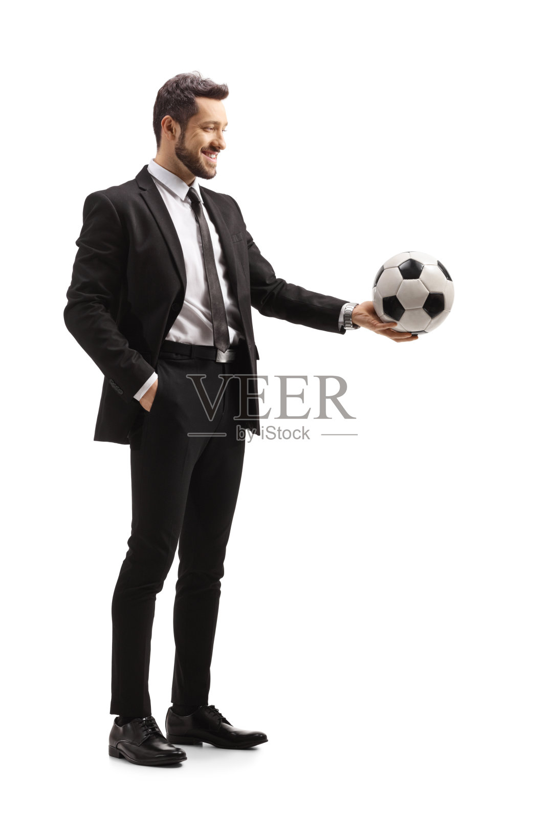 一个穿着西装拿着足球的男人的全长镜头照片摄影图片