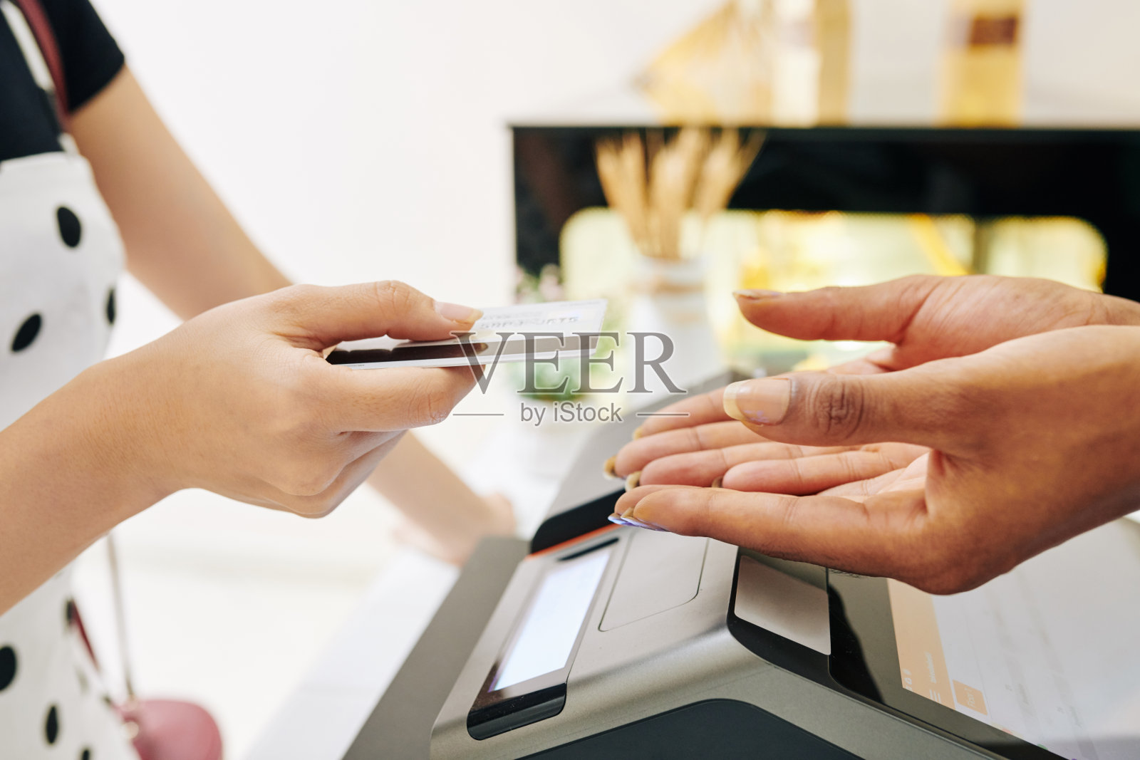 顾客用信用卡付款照片摄影图片