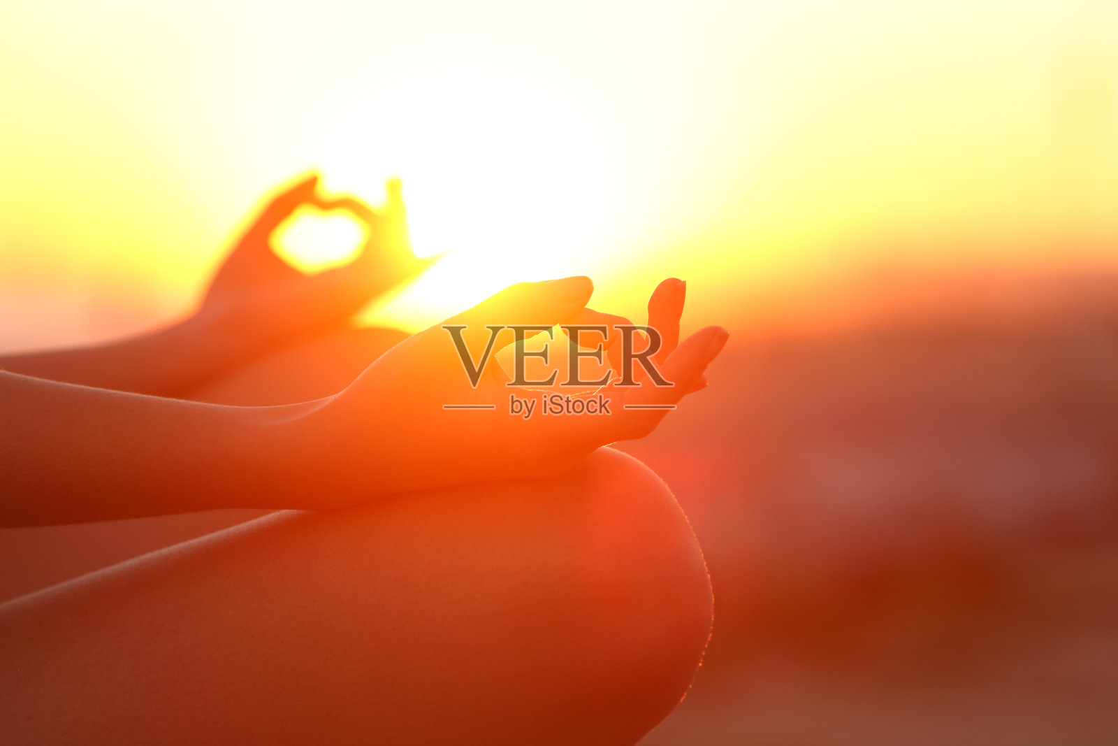 女人的手做瑜伽放松在日落户外照片摄影图片