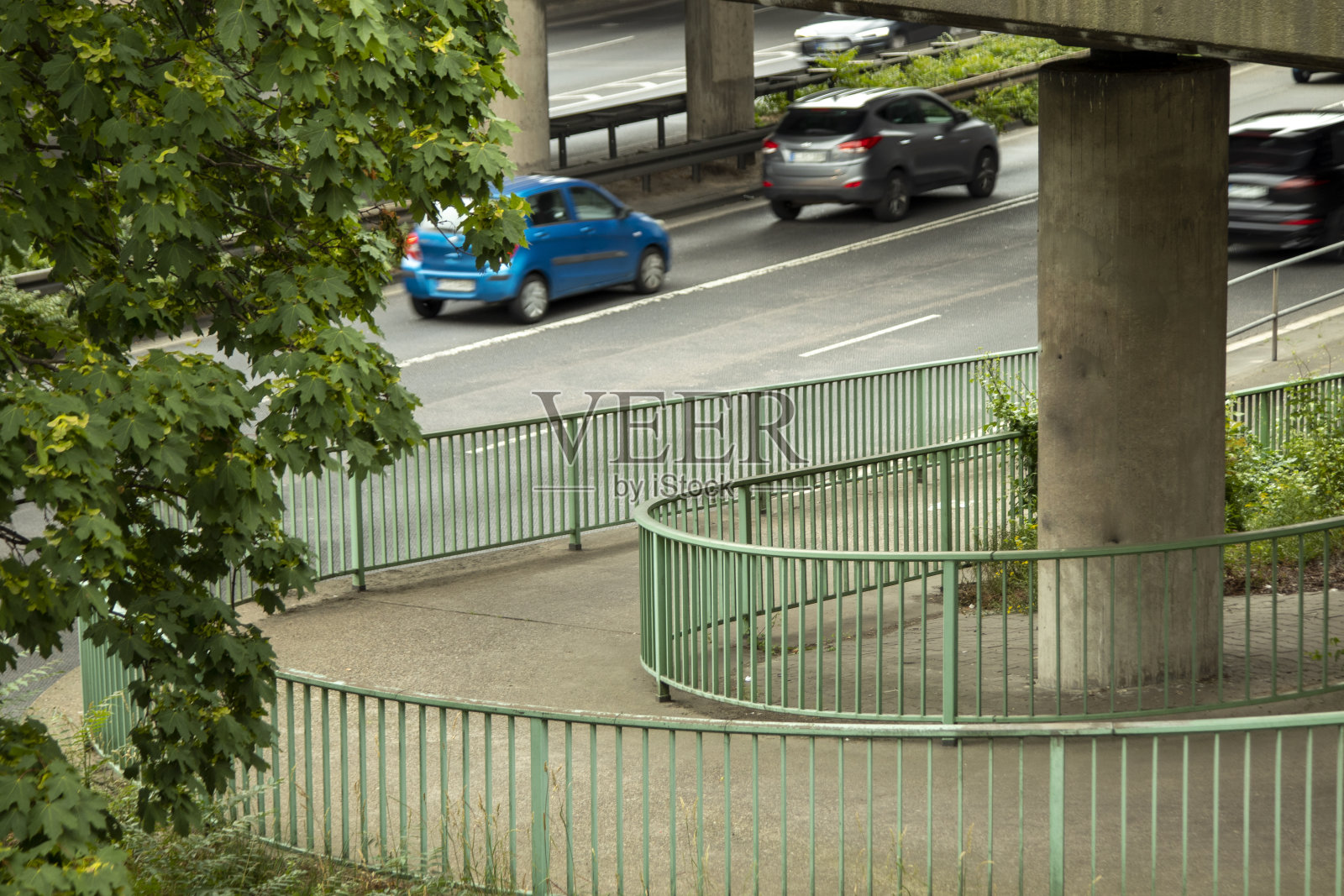 三线公路下桥下有围栏的自行车道照片摄影图片