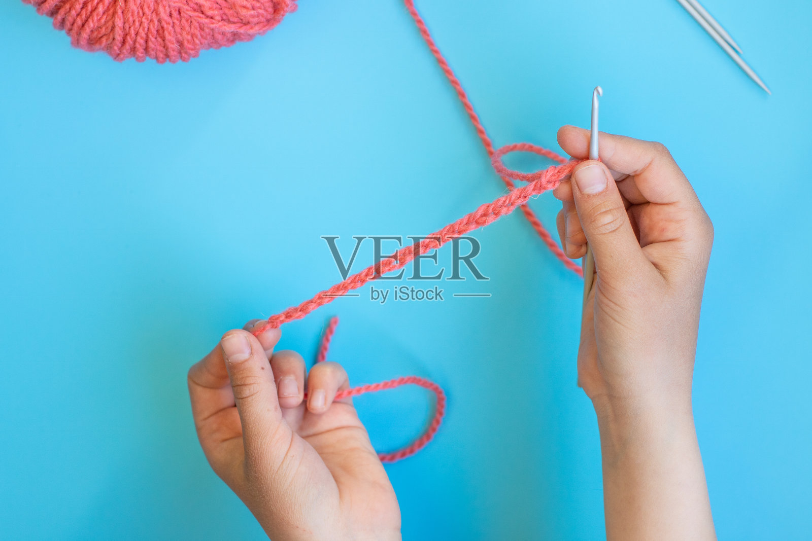 DIY一步一步的指导孩子如何用纱线编织一个手镯照片摄影图片