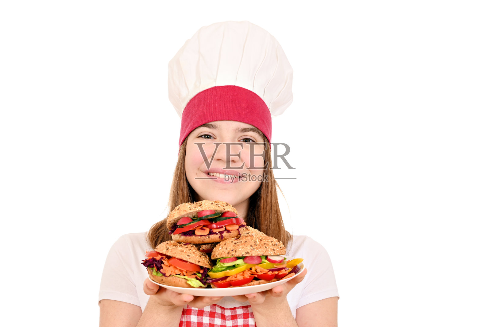 女厨师将素食三明治放在盘子里照片摄影图片