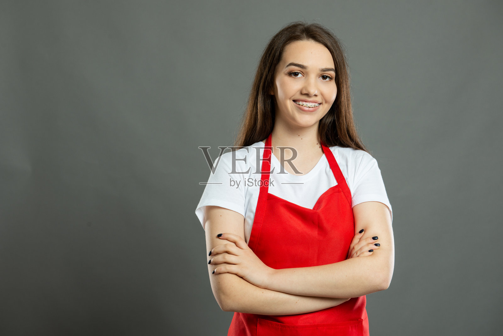 年轻女超市员工双臂交叉站立的肖像照片摄影图片