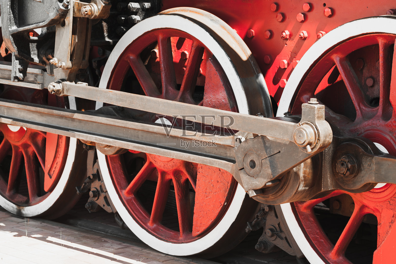 老式蒸汽机车的红色车轮照片摄影图片