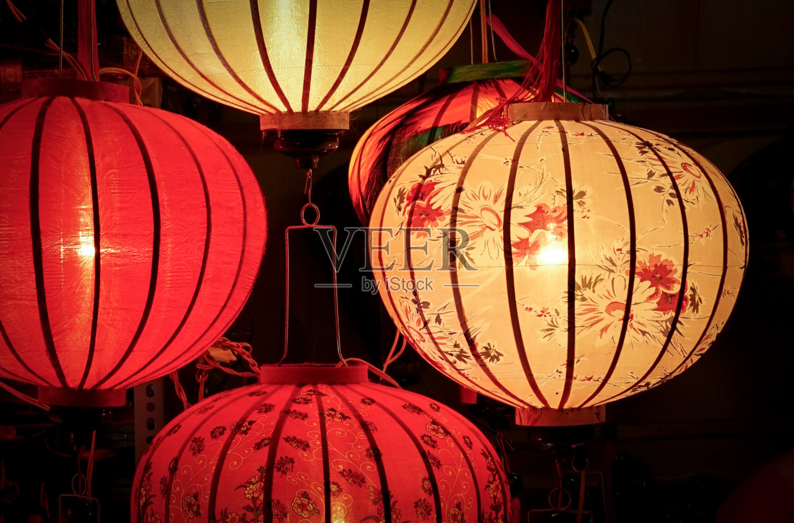亚洲东方的灯笼点亮了。春节或中秋节的节日。照片摄影图片