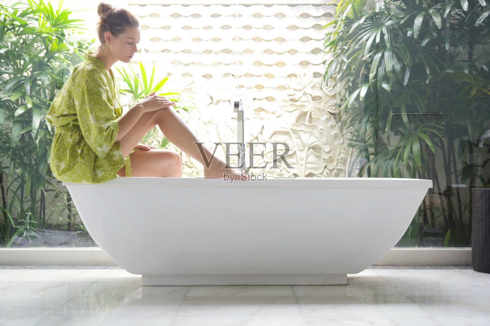 正在洗澡的漂亮女人。照片摄影图片_ID:147563102-Veer图库