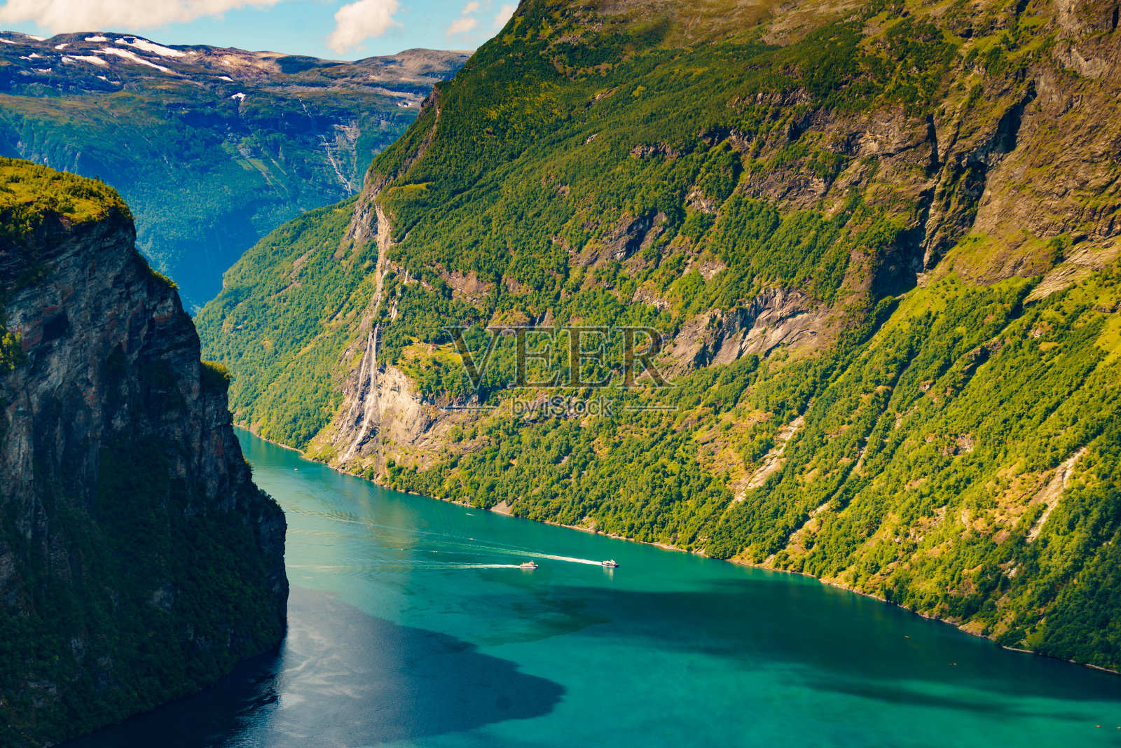 挪威盖兰格峡湾，有渡船。照片摄影图片