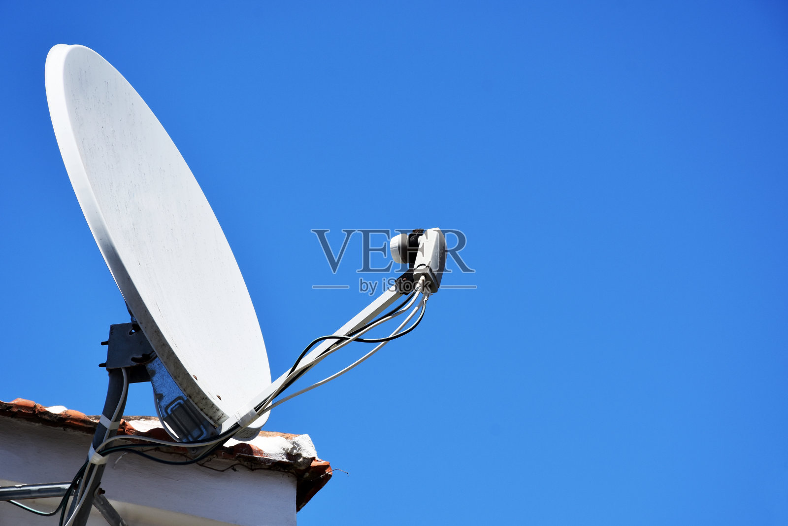 屋顶上的碟形卫星电视天线有清晰的天空背景照片摄影图片