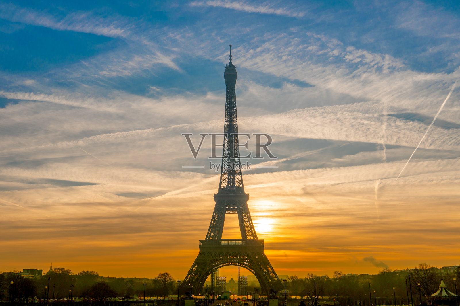 法国巴黎著名的埃菲尔铁塔的美丽景色。巴黎是欧洲最佳旅游目的地。照片摄影图片