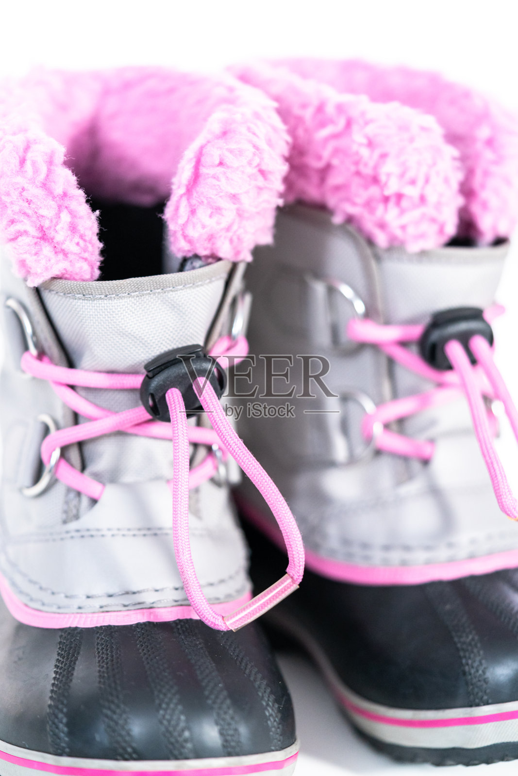 小女孩穿粉色和灰色的保暖防水冬靴照片摄影图片