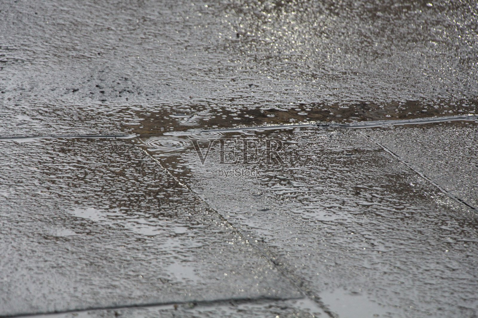 在布拉格的克里门茨卡大街上，你可以看到一些普通的降雨。照片摄影图片
