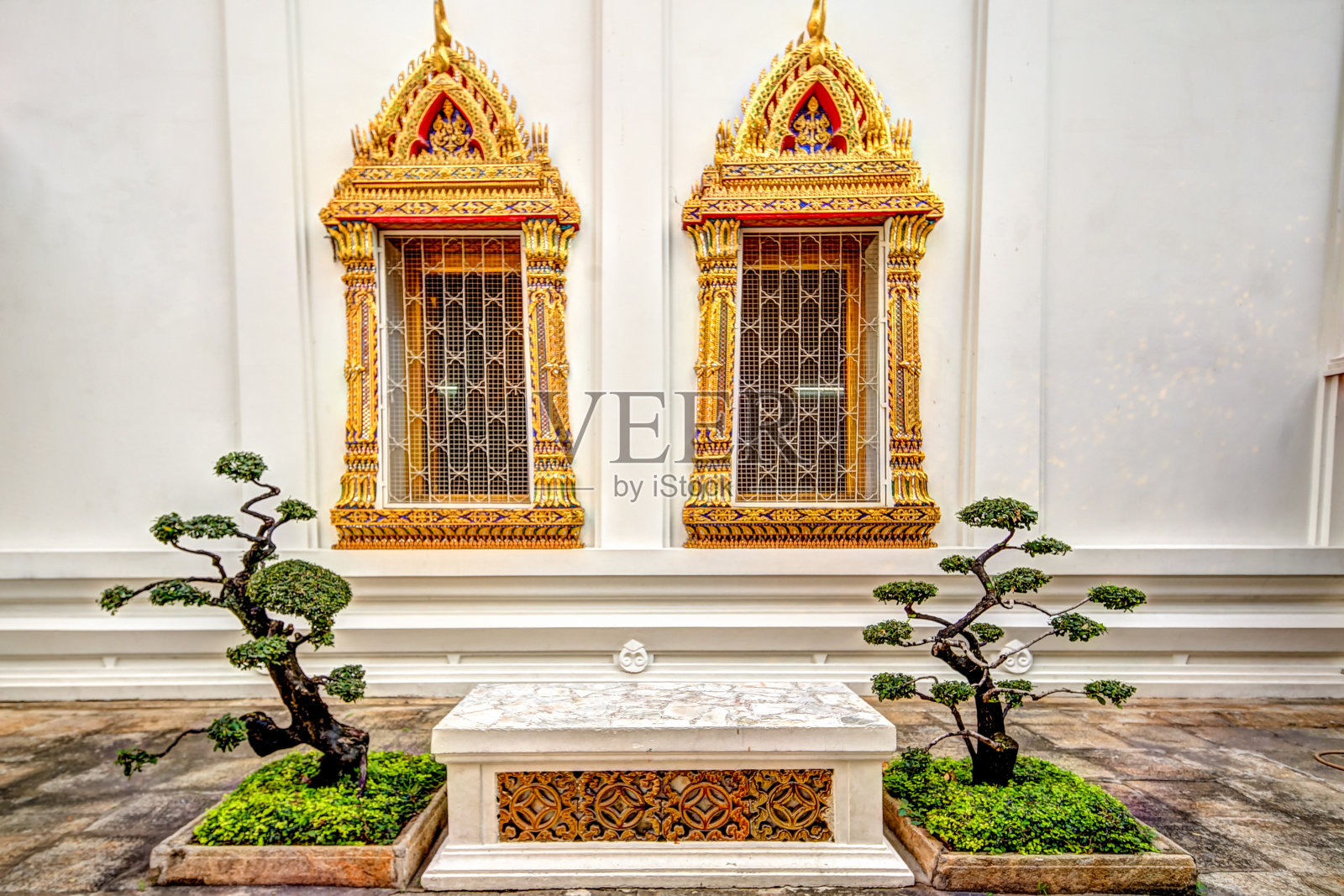曼谷卧佛寺建筑群的寺庙、雕像和卧佛的细节照片摄影图片