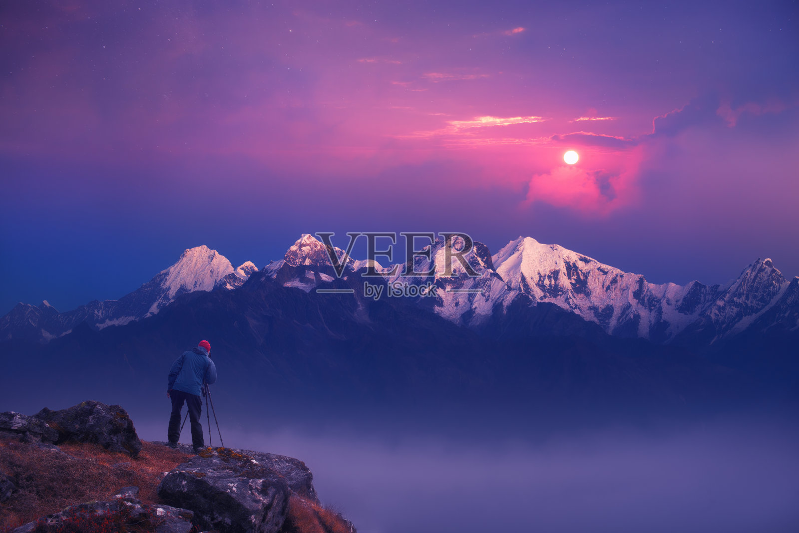 摄影师旅行者在喜马拉雅山拍摄日出的照片。尼泊尔照片摄影图片