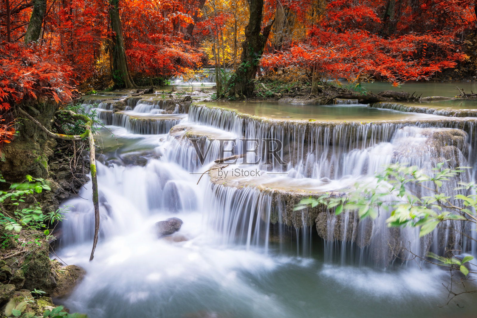 令人惊叹的大自然，美丽的瀑布在五彩缤纷的秋天森林的秋天季节照片摄影图片