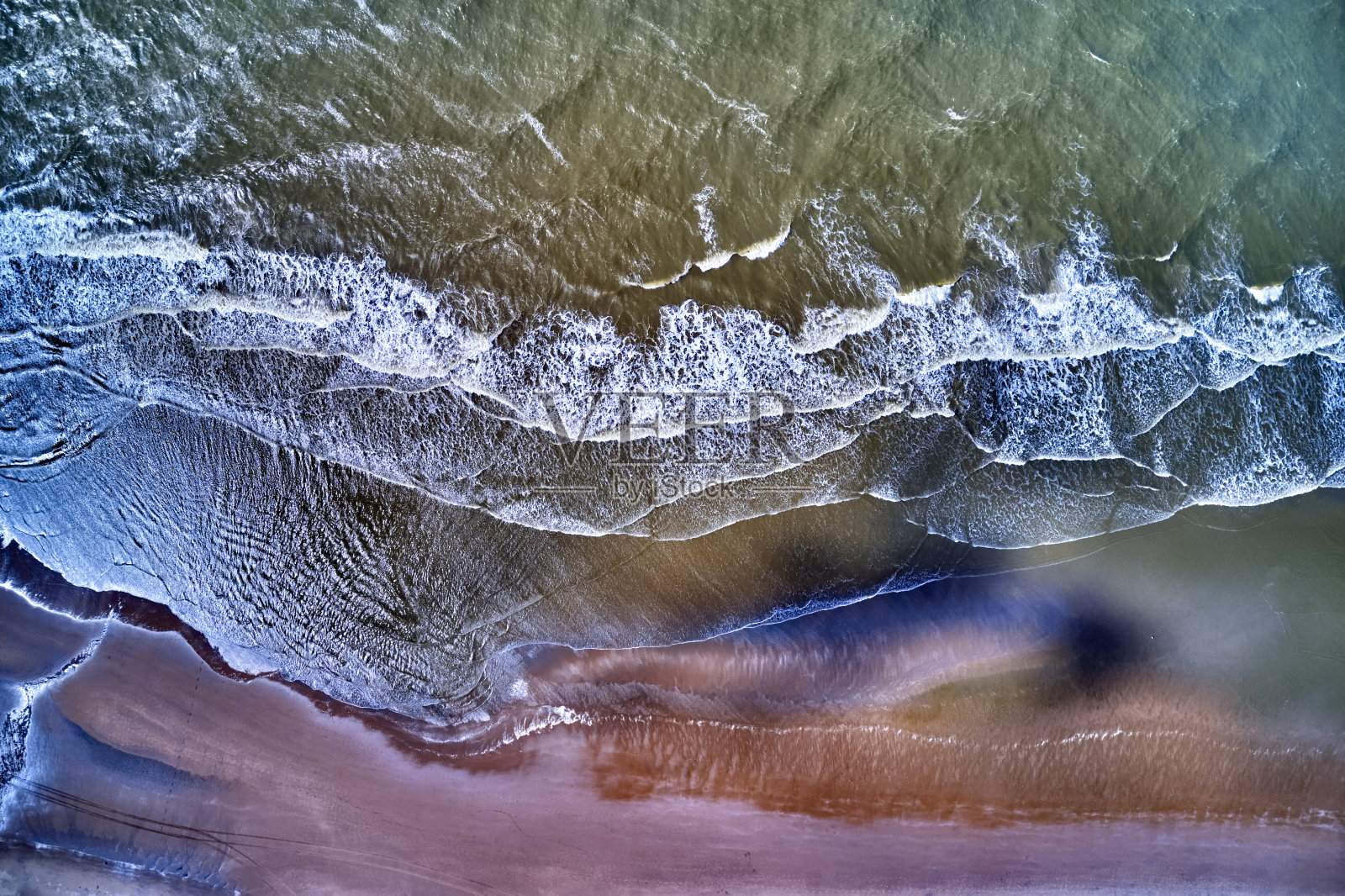 海浪和沙滩的鸟瞰图以上的海滩赞德沃特荷兰。照片摄影图片