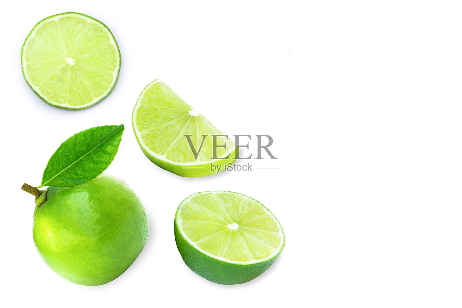青柠果实与绿色的叶子和片孤立在白色的背景。照片摄影图片