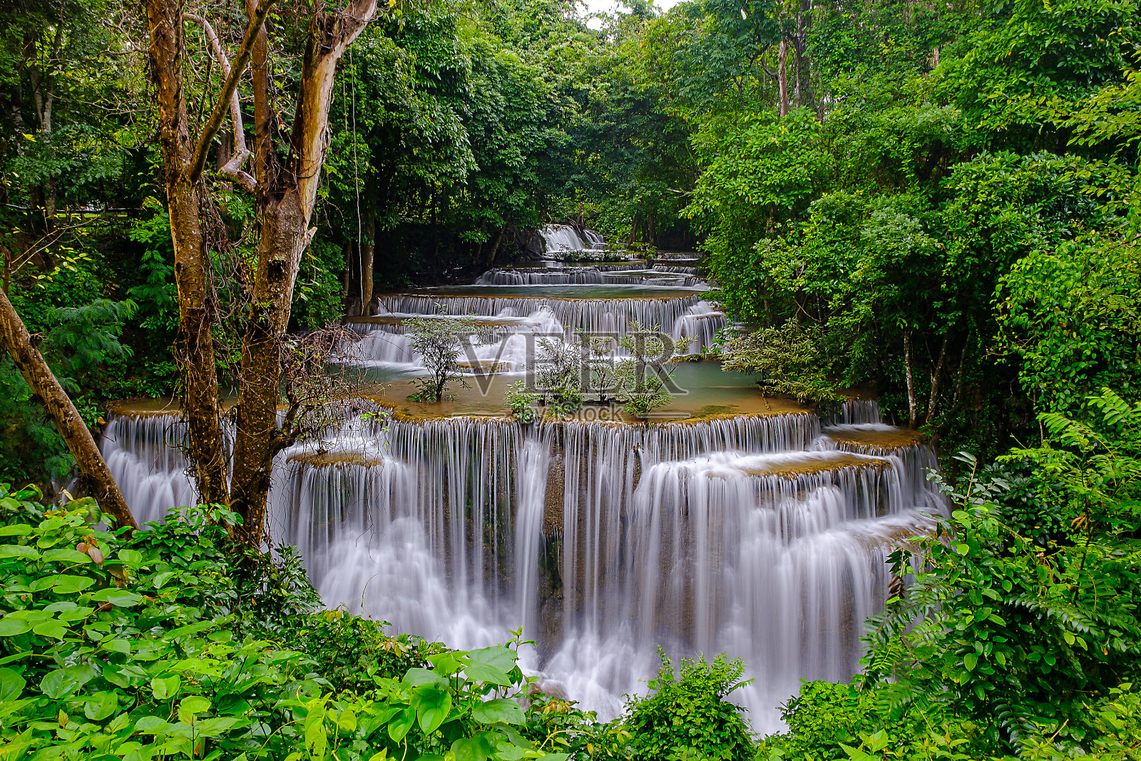 泰国北碧府的怀美卡明瀑布照片摄影图片