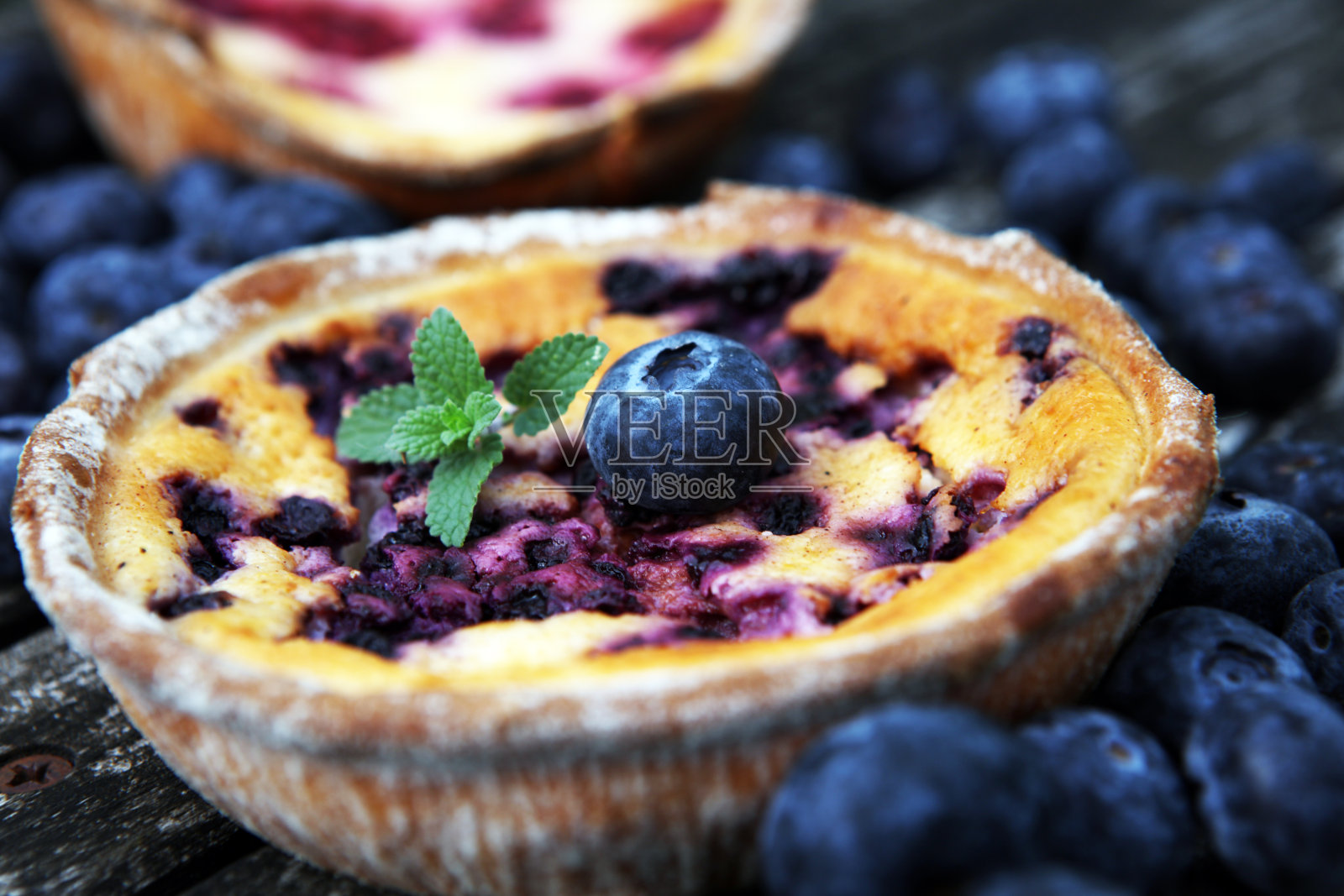 蓝莓派或自制的蓝莓芝士蛋糕。美味的甜点蓝莓馅饼照片摄影图片