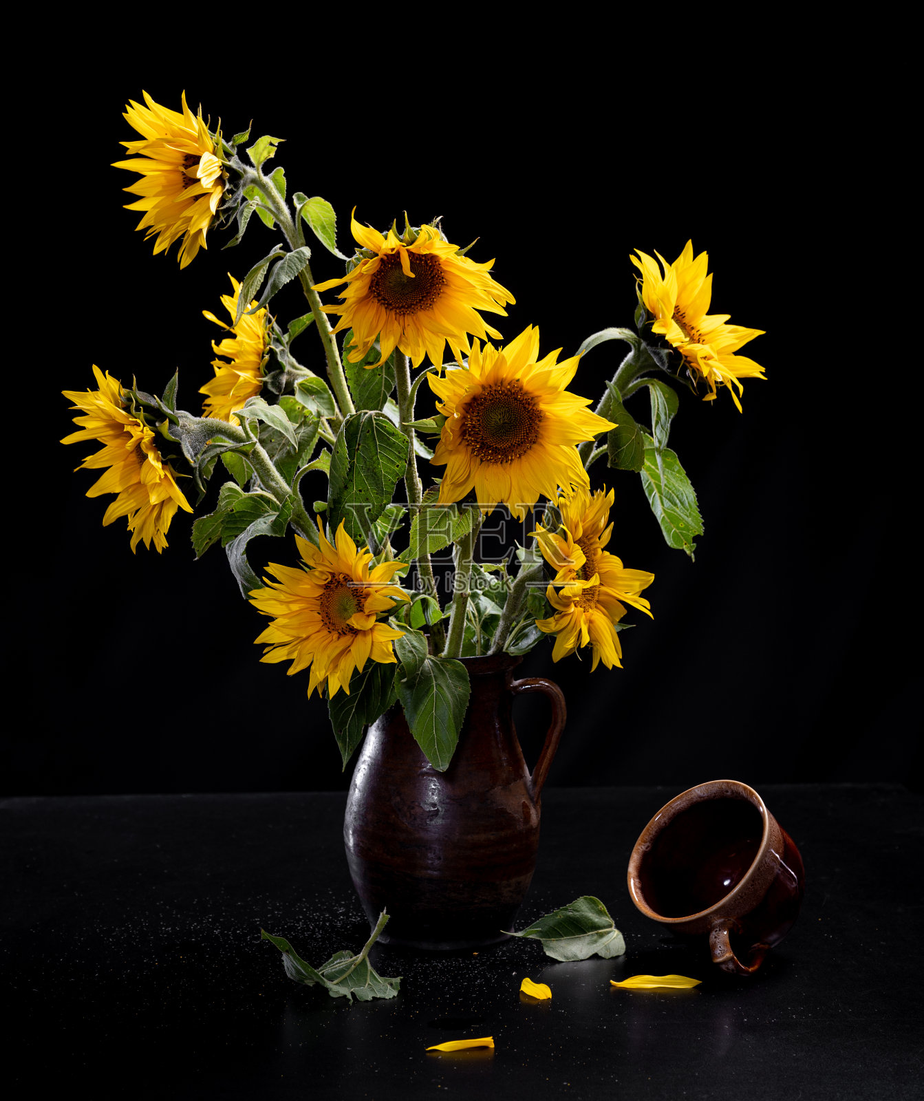 木桌上的花瓶里有一束美丽的向日葵照片摄影图片_ID:408374283-Veer图库
