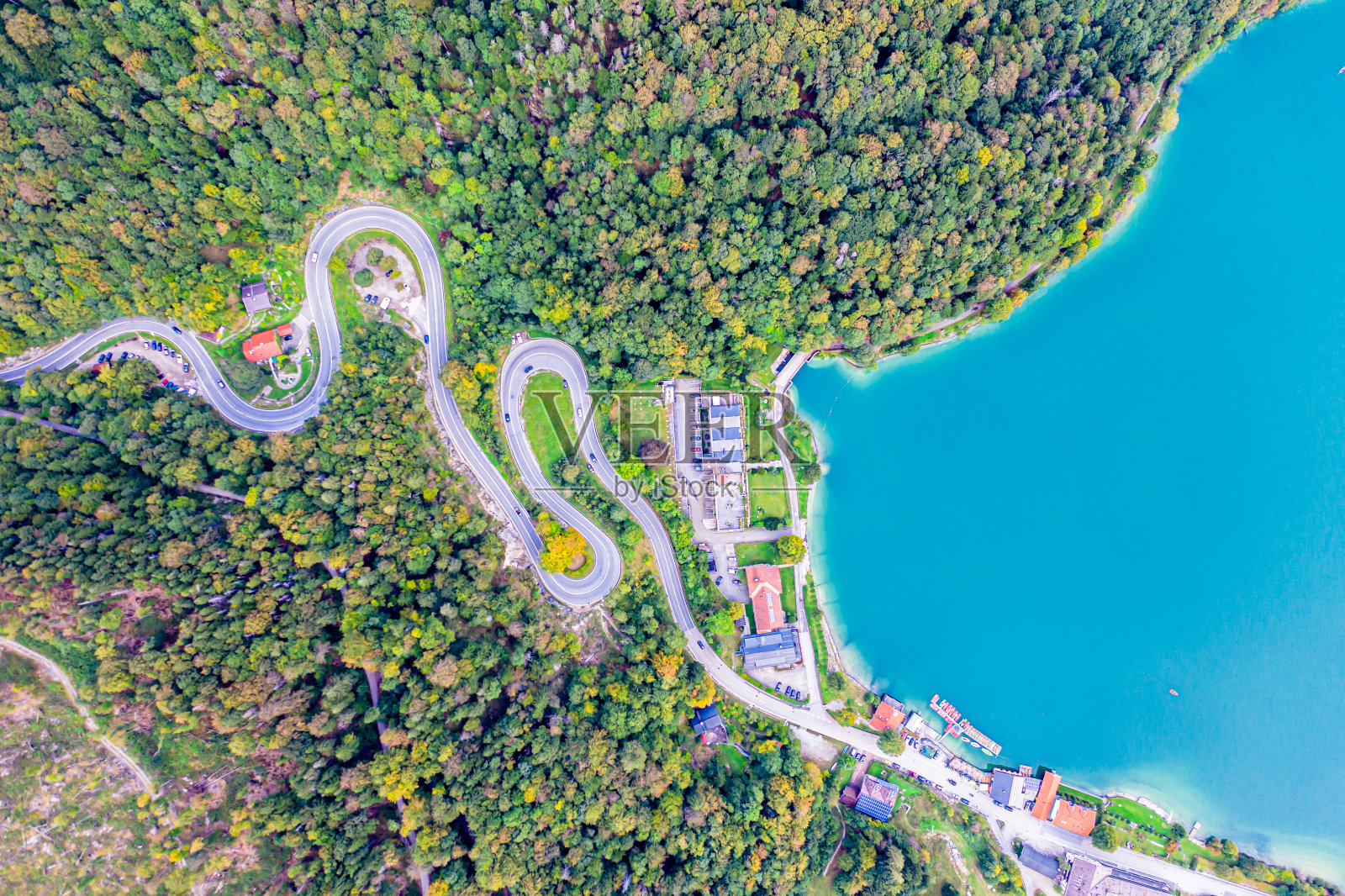 位于巴伐利亚山顶的凯塞尔伯格通道。秋季无人机从上方拍摄。湖Walchensee照片摄影图片