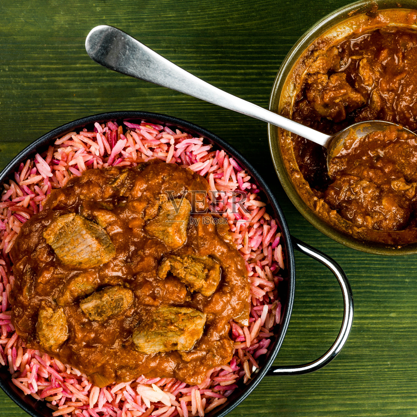 传统印度辣羊肉咖喱配彩色粉肉饭照片摄影图片