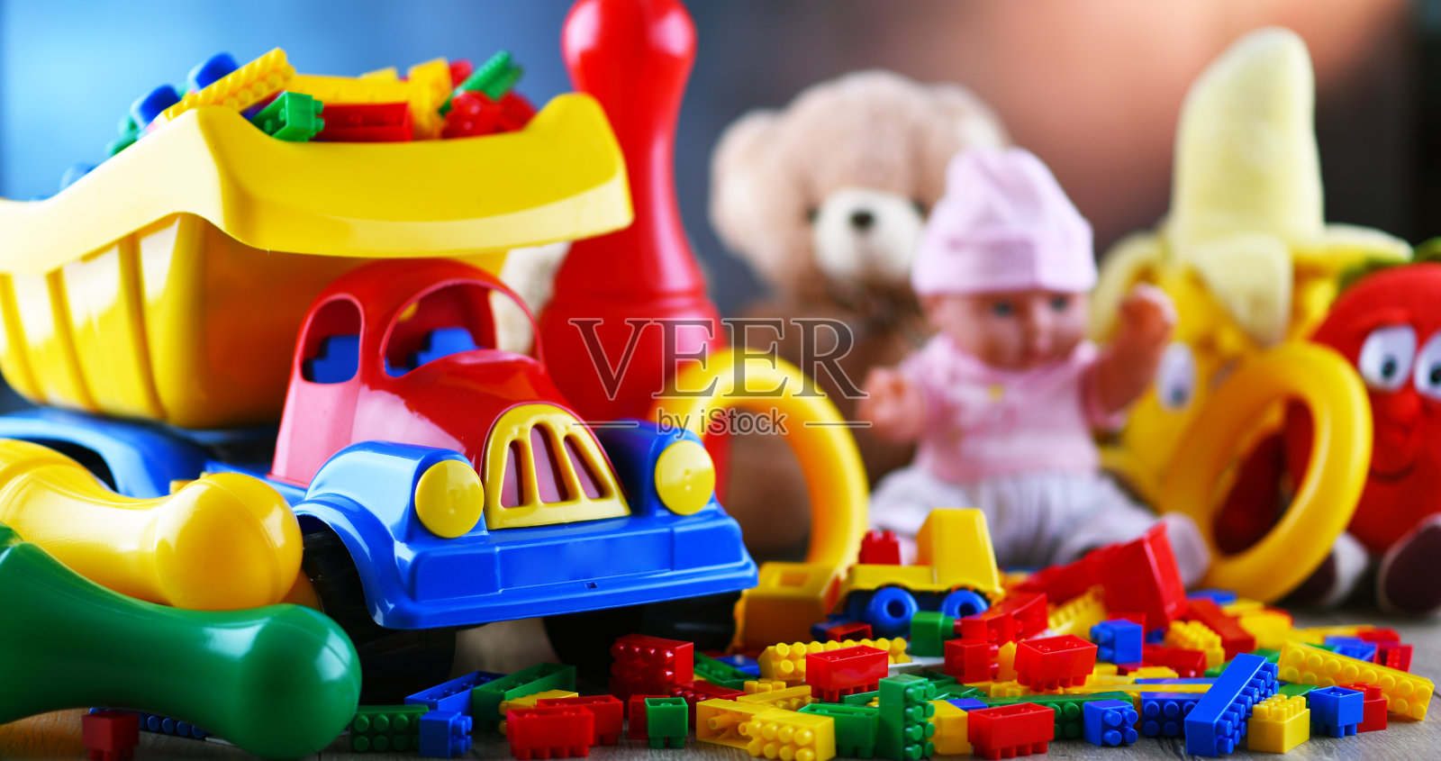 彩色的塑料和毛绒玩具在儿童的房间里照片摄影图片