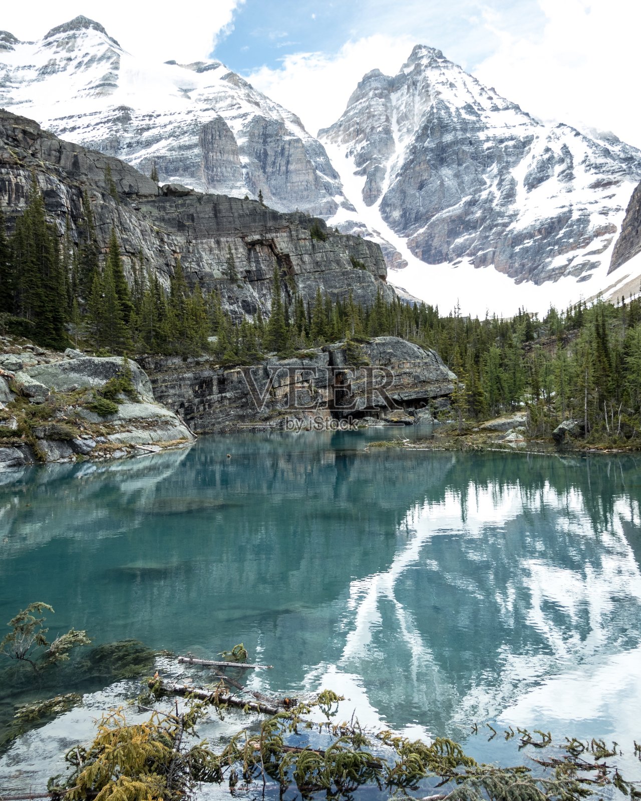 晶莹剔透的山湖照片摄影图片