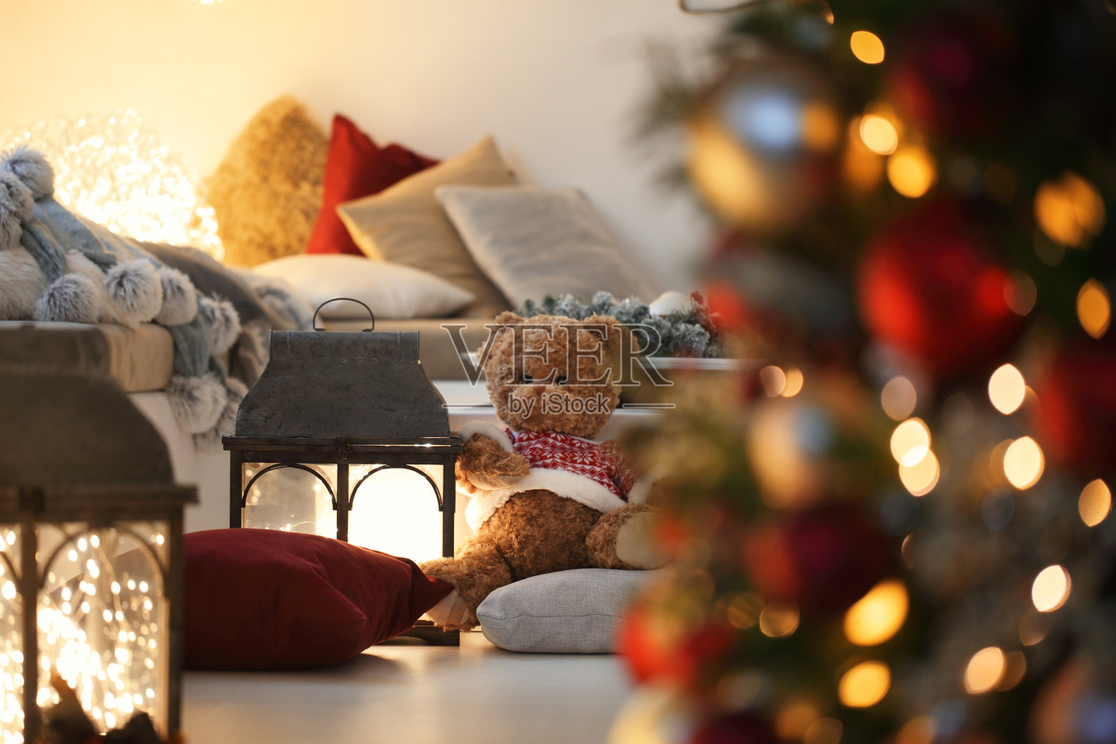 圣诞快乐，舒适的客厅，圣诞树，装饰品和灯照片摄影图片