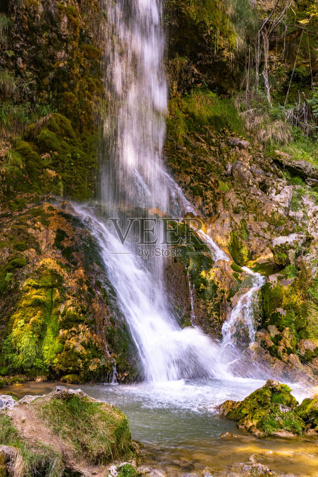 塞尔维亚兹拉蒂博尔山的戈斯提耶瀑布照片摄影图片